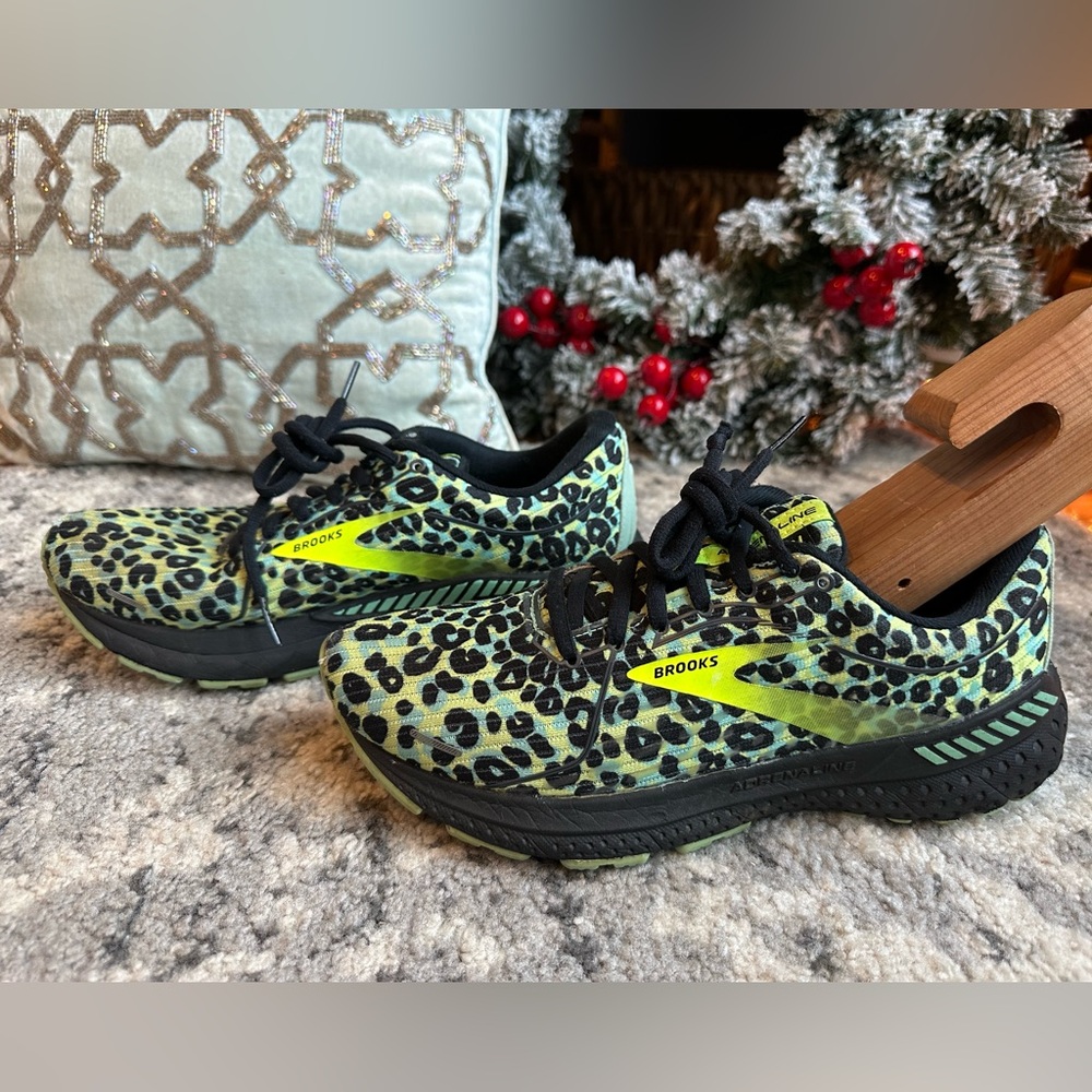 BROOKS Adrenaline GTS *rare* green leopard brooks sz 8